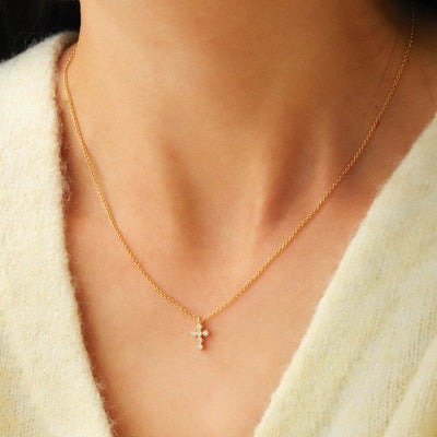 Cross pendant necklace