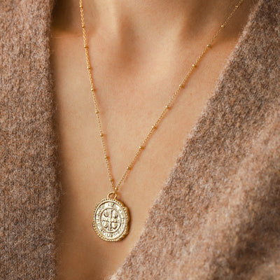 Gold pendant necklace