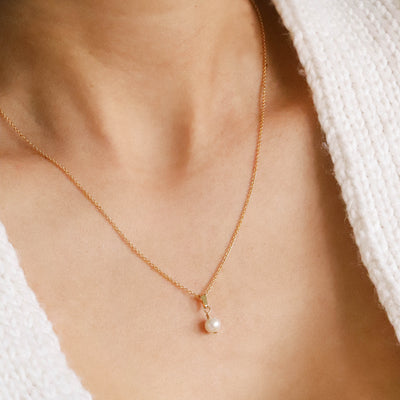 Pearl pendant necklace